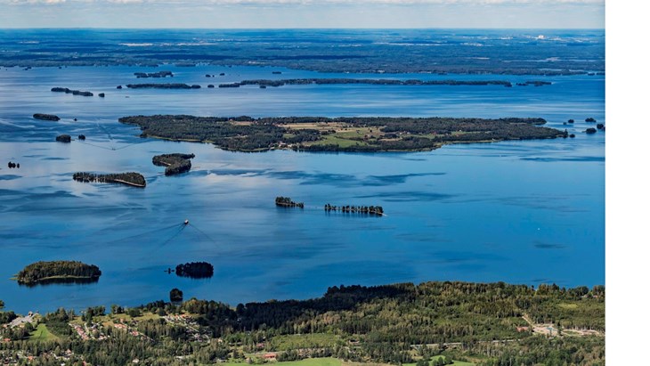 Drönarbild över Vinön och flera mindre öar i Hjälmaren.