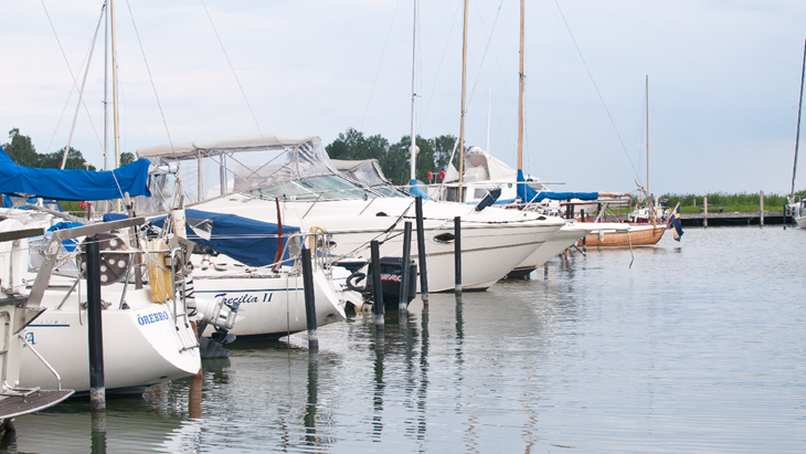 Segelbåtar och motorbåtar ligger intill varandra i Hampetorps gästhamn.